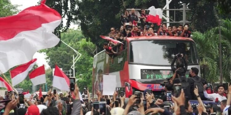 Antusias! Ribuan Warga Sambut Kirab Juara Atlet SEA Games 2023