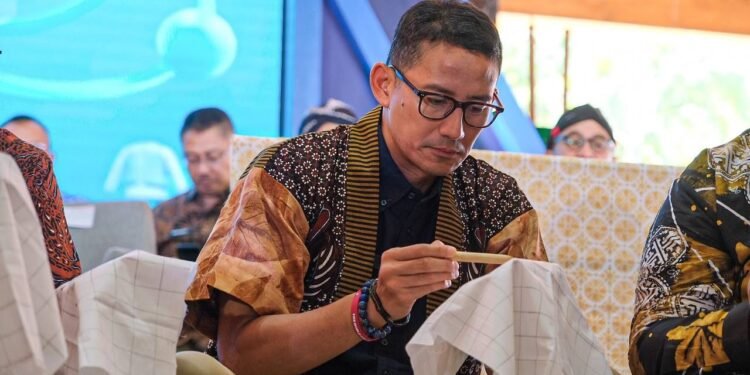 Momen Menparekraf Sandiaga Uno membatik di workshop Kata Kreatif, Bantul, Yogyakarta. Foto: Rls