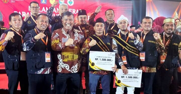 Kakanwil Kemenkumham Jabar bersama 29 Kades dan Lurah binaan Kemenkumham yang raih prestasi Paralegal Justice Award 2023. Foto: Rls