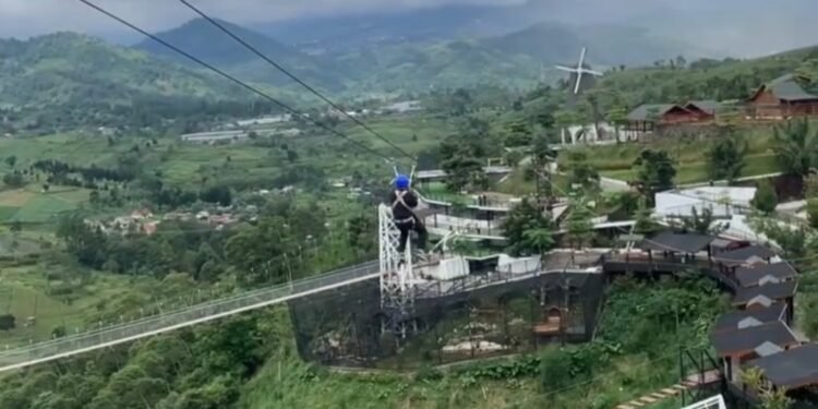 Flying fox The Nice Funtastic Park suguhkan pemandangan memukau dan indah. Foto: Rls