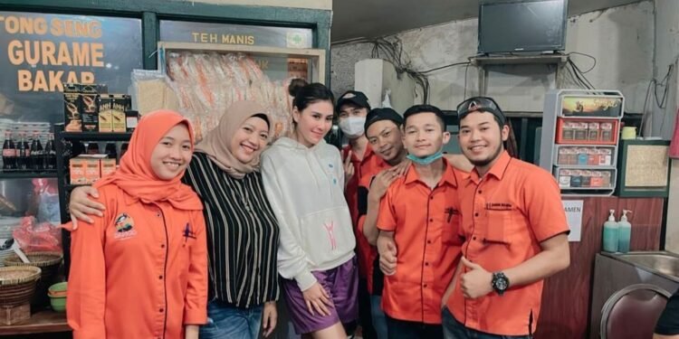 Artis Ibukota dengan 27 juta pengikut di instagram, Syahnaz Sadiqah cicipi kuliner hits 24 jam Sate Hanjawar Puncak. Foto: Ist