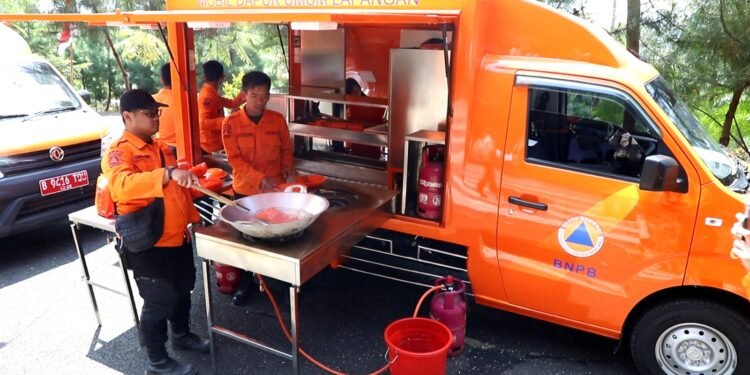 BNPB berikan bantuan Dana Siap Pakai (DSP) Rp 250 juta dan mobil dapur umum ke beberapa daerah di Provinsi Jabar yang dilanda bencana kekeringan. Foto: Medkom BNPB