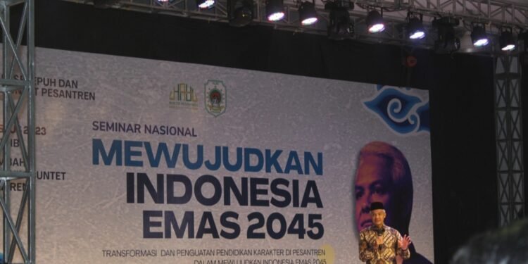 Ganjar Pranowo jadi pembicara utama di Seminar Pendidikan Mewujudkan Indonesia Emas 2045. Foto: net