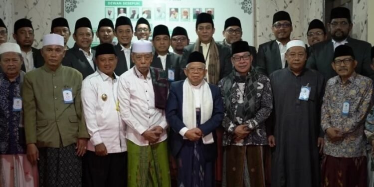 Wapres RI KH Maruf Amin kunjungi Ponpes Buntet Cirebon didampingi Wagub Jabar, Uu Ruzanul Ulum dan beberapa ulama sesepuh pesantren tertua di Jawa Barat, Ponpes Buntet. Foto: Ist