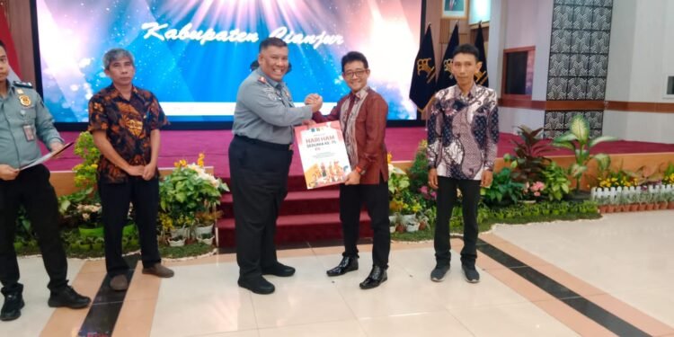 Kakanwil Kemenkumham Jabar, Raden Andika Dwi Prasetya serahkan penghargaan Kabupaten Peduli HAM ke Pemkab Cianjur