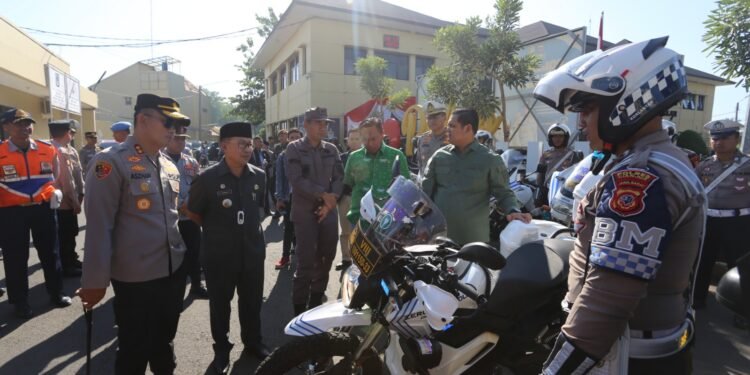 Jelang Nataru, Kapolres Cianjur bersama Forkopimda Cianjur gelar apel pasukan pengamanan di Mapolres Cianjur