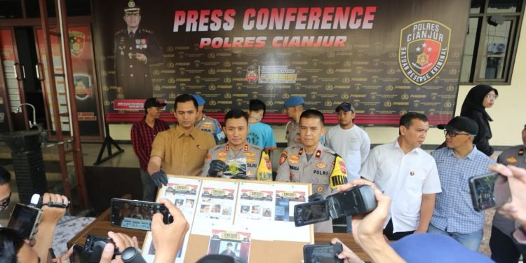 Kapolres Cianjur AKBP Aszhari Kurniawan mengungkapkan kasus penjualan video porno di Cianjur