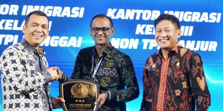 Penghargaan Imigrasi Cianjur diserahkan langsung oleh Dirjen Imigrasi Silmy Karim
