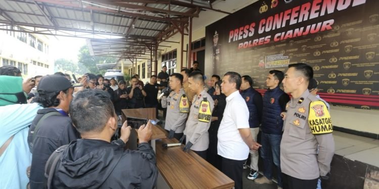 Suasana konfrensi pers pelaku pemerkosaan-pembunuhan di Mapolres Cianjur