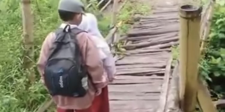 Heboh bocah sd lintasi jembatan nyaris ambruk di Cianjur. Foto: Ist