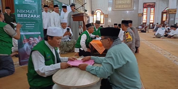 Bupati Cianjur H Herman Suherman saat menyalurkan Zakat-Infaq-Shodaqoh di Masjid Agung Cianjur. Foto: Widie Penamas
