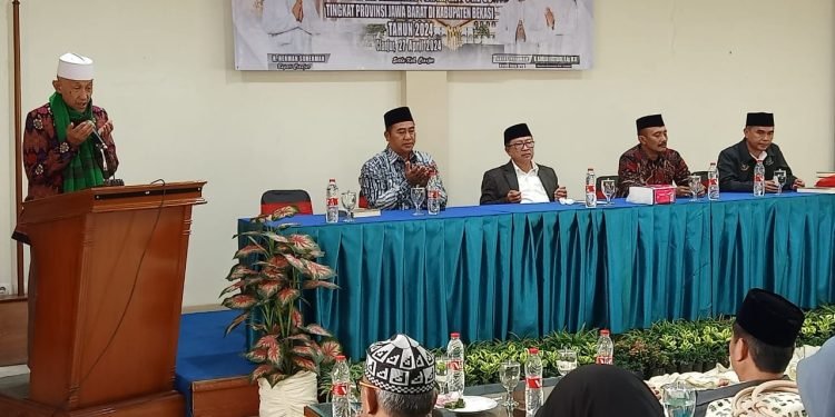 Bupati Cianjur Herman Suherman dan Kepala Kemenag Cianjur Ramlan Rustandi lepas kafilah ke-38 MTQ Jabar