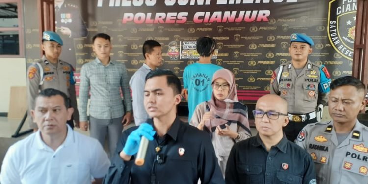 Kasatreskrim Polres Cianjur merilis hasil penangkapan terduga pelaku pembacok pemudik di Cianjur. Foto: Ist