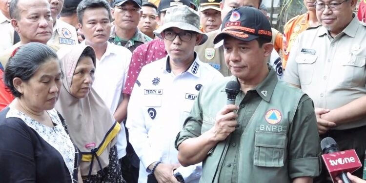 Kepala BNPB Letjen TNI Suharyanto saat meninjau lokasi bencana di Sumsel. Foto: Rls Medkom BNPB