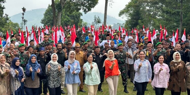 Tapping cuplikan bendera merah putih dari Gunung Padang bersama Forkopimda Cianjur dan berbagai lapisan masyarakat. Foto: Wd