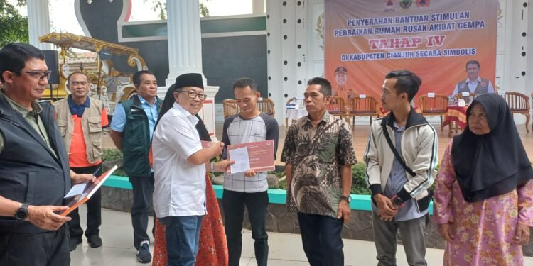 Pencairan dana stimulan tahap 4 di Pendopo Kabupaten Cianjur dilangsungkan secara simbolis. Doto: Widi