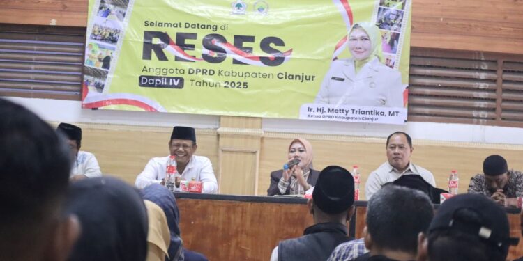 Ketua DPRD Cianjur, Metty Triantika saat langsungkan reses belum lama ini.