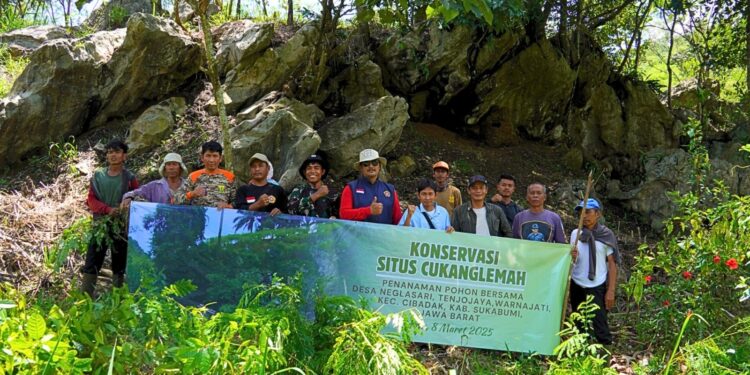 Penanaman pohon secara simbolis sebagai wujud konservasi Situs Cukanglemah Sukabumi. Foto: Selvia