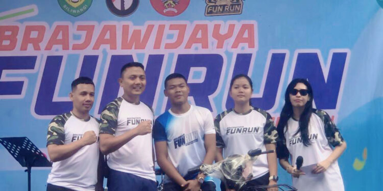 Danyonif Raider 300 Brajawijaya Letkol Ardha Cairova Pariputra (Kedua dari kiri) di panggung Brajawijaya Fun Run.
